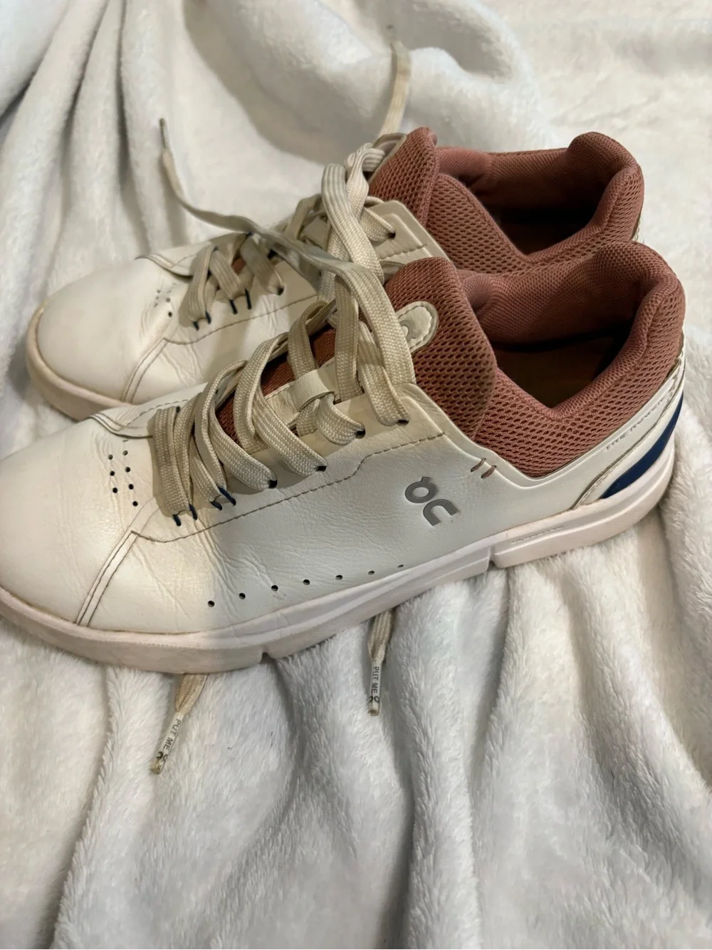 Women White Casual Sneakers with Rust Collar